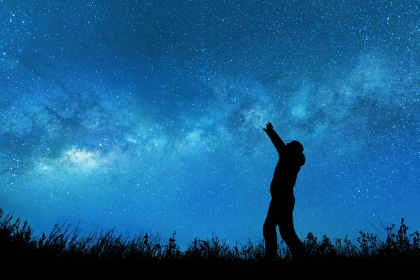 Gece gökyüzünde yıldızlar izleyen adamım — Stok fotoğraf
