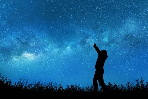 gece gökyüzünde yıldızlar izleyen adamım