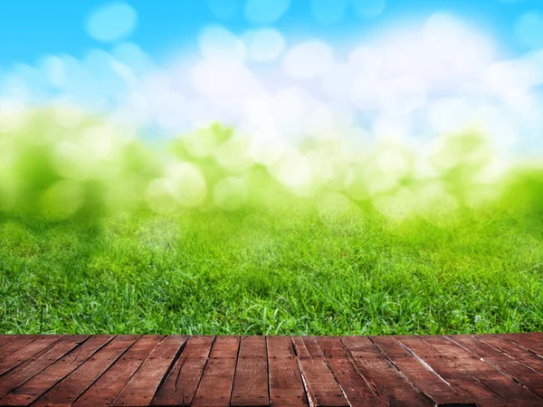 Houten vloer en gras achtergrond — Stockfoto