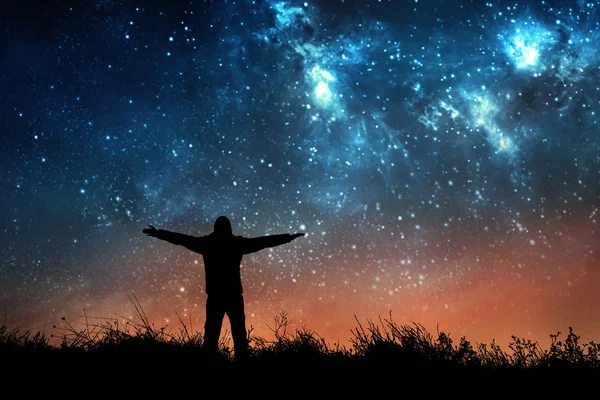 Hombre mirando las estrellas en el cielo nocturno —  Fotos de Stock