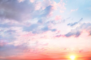 Gün batımında güzel bulutlar