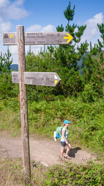 Femme marchant sur Camino de Santiago — Photo