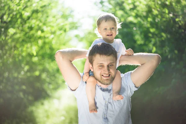 Padre con hijo divirtiéndose al aire libre — Foto de Stock