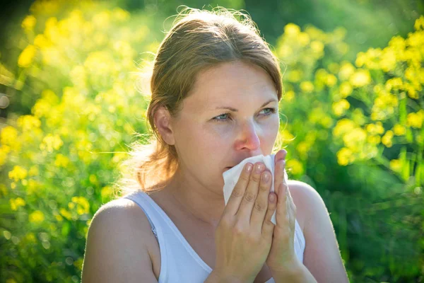 Mujer que sufre de alergia al polen — Foto de Stock