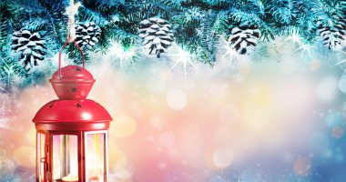 Karlı köknar dallarıyla aydınlatılmış Noel arkaplanı