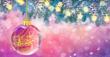 Yılbaşı süsleri karlı köknar ağacı dalları ve 