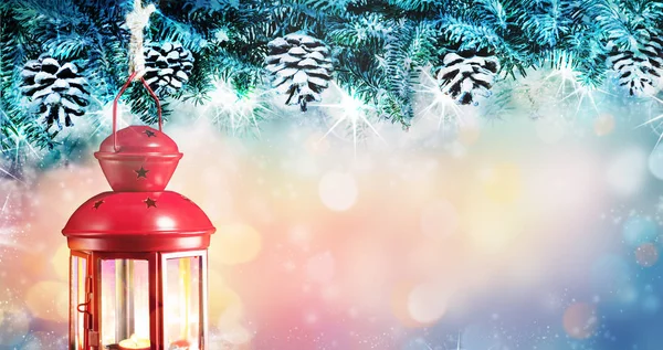 Sfondo di Natale con rami di abete nevoso illuminato con la — Foto Stock