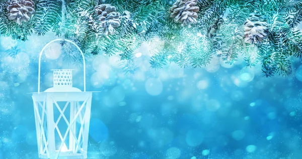 Fondo navideño con ramas de abeto nevado iluminadas con la —  Fotos de Stock
