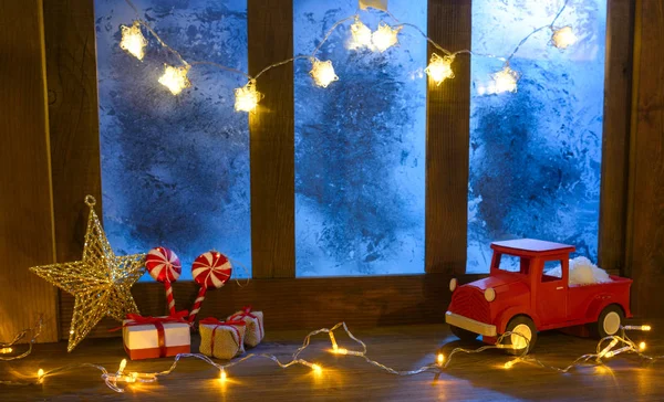 Boże Narodzenie przytulne tło wnętrza z podświetlanym parapetem — Zdjęcie stockowe