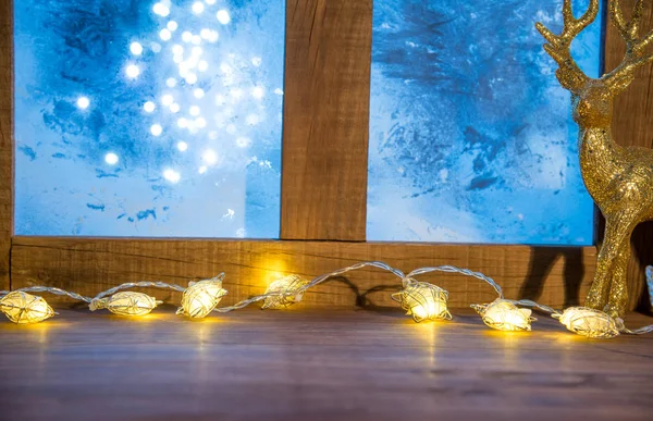 Natal interior acolhedor com peitoril da janela iluminado com luzes — Fotografia de Stock