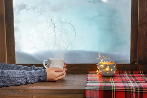 Soleira janela de inverno acolhedor com xícara de chá e cobertor quente — Fotografia de Stock