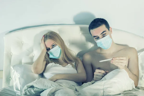 Ζευγάρι Στο Κρεβάτι Αυτο Καραντίνα Μάσκες Που Πάσχουν Από Γρίπη — Φωτογραφία Αρχείου