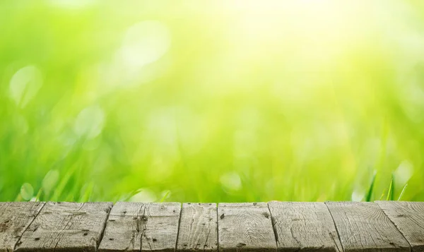 古いグランジの木の床と春の草の背景 — ストック写真