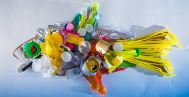 Tek kullanımlık ve atık plastikten yapılmış plastik bir balık, ekoloji kavramı