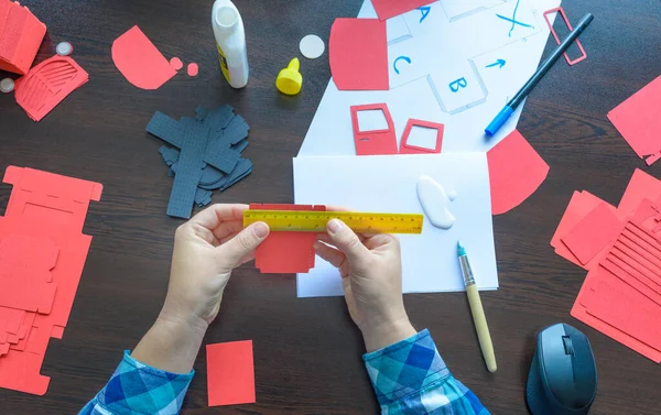 Concepteur Travaillant Avec Modèle Artisanat Modélisation Papier — Photo