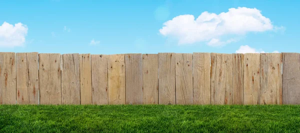 Trä Trädgård Staket Med Våren Gräs Bakgård — Stockfoto