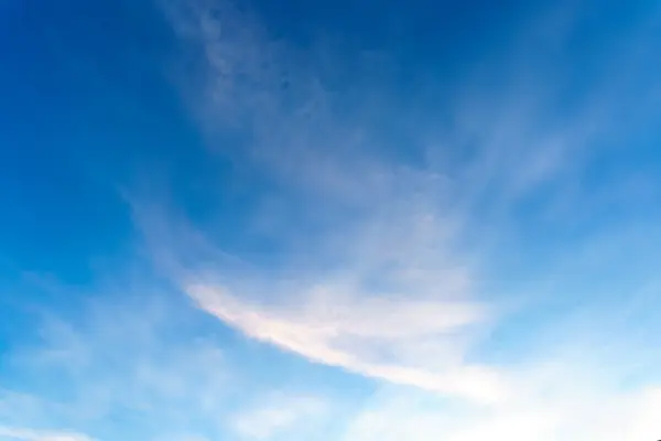 Gyönyörű kék ég felhővel — Stock Fotó