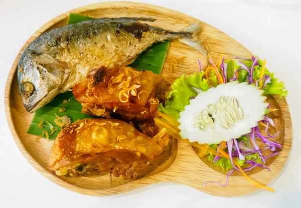 Gebakken makreel vis en gebakken kip op houten schotel — Stockfoto