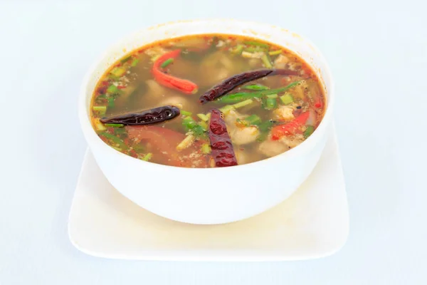 Soupe de cuisine thaïlandaise épicée et aigre chaude — Photo