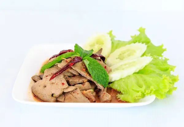 Гарячий гострий тайський салат зі свинячої печінки — стокове фото
