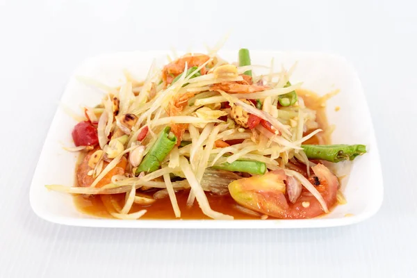 Thailändsk mat papayasallad på vit maträtt — Stockfoto