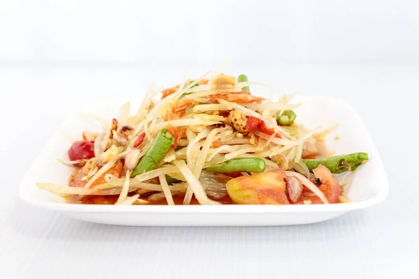 Thais eten papaja salade op witte schotel — Stockfoto