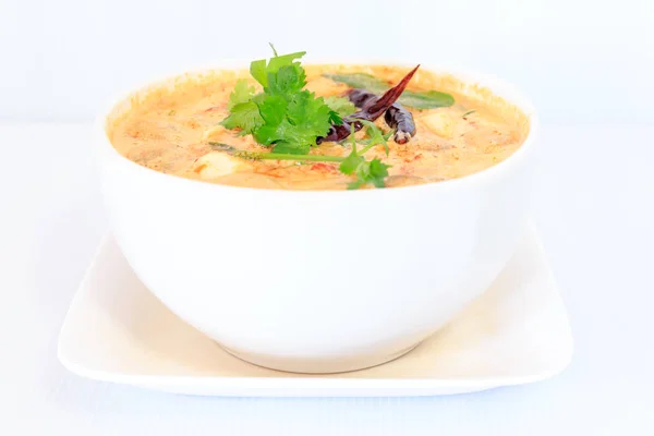 Cuisine thaïlandaise soupe au lait aigre et épicé chaud — Photo