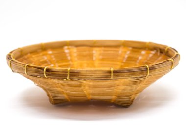 İzole dokuma boş kahverengi hasır sepet