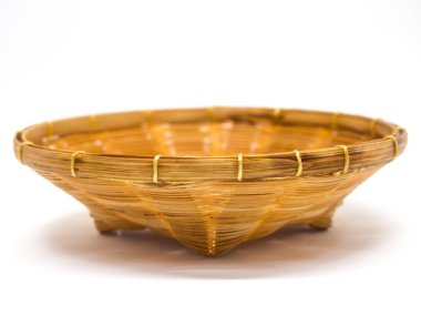 İzole dokuma boş kahverengi hasır sepet