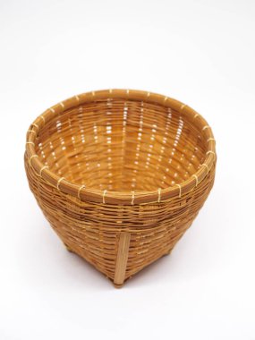 İzole dokuma boş kahverengi hasır sepet