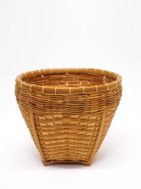 İzole dokuma boş kahverengi hasır sepet