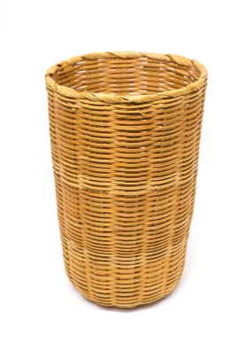 İzole dokuma boş kahverengi hasır sepet