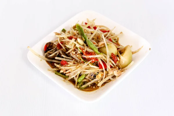 Салат из тайской кухни на белом — стоковое фото