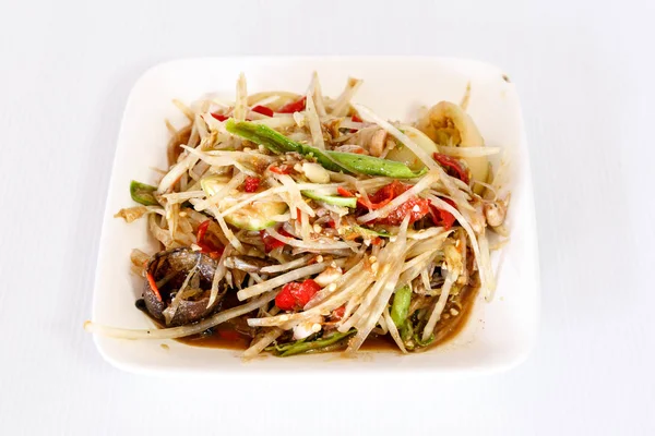 Comida tailandesa salada de mamão em prato branco — Fotografia de Stock