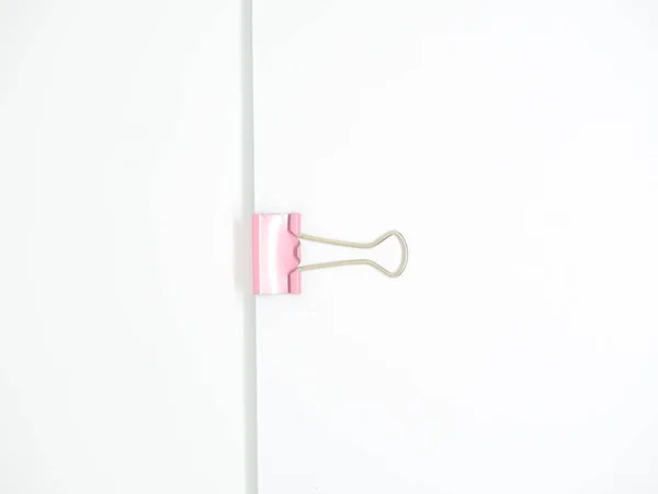 Pinza rosa adherida sobre papel blanco aislado — Foto de Stock