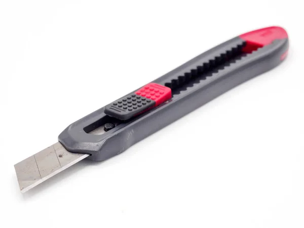 Siyah ve kırmızı plastik kesici bıçak izole — Stok fotoğraf