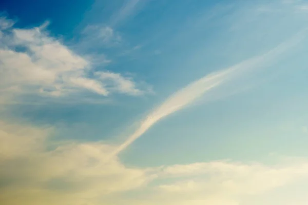 日の時間のバック グラウンドで劇的な曇りの青い空 — ストック写真