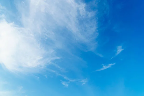 日の時間のバック グラウンドで劇的な曇りの青い空 — ストック写真