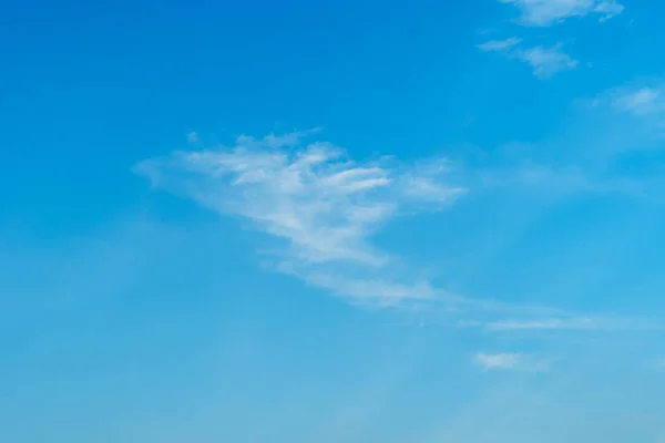 日の時間のバック グラウンドで劇的な曇りの青い空 — ストック写真