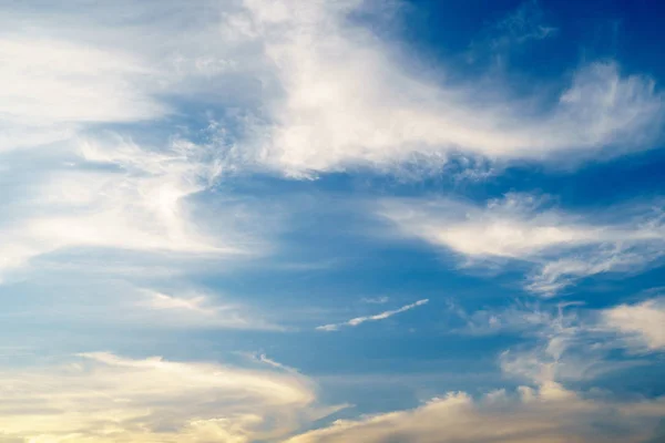 日の時間のバック グラウンドで劇的な曇りの青い空 — ストック写真