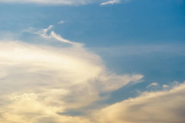 日の時間のバック グラウンドで劇的な曇りの青い空 — ストック写真