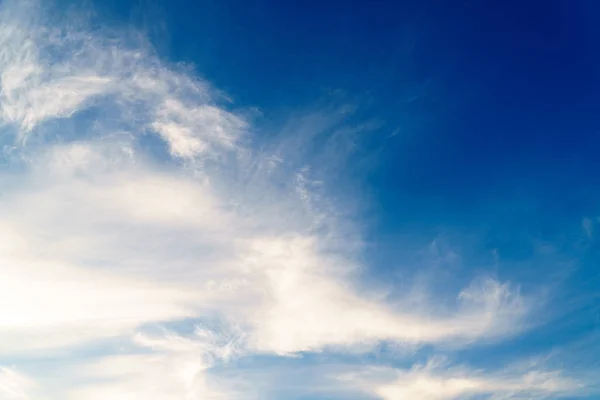 日の時間のバック グラウンドで劇的な曇りの青い空 — ストック写真