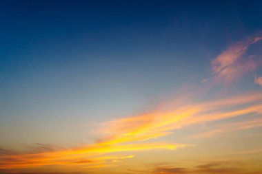 Alacakaranlık saat arka planda dramatik bulutlu gökyüzü