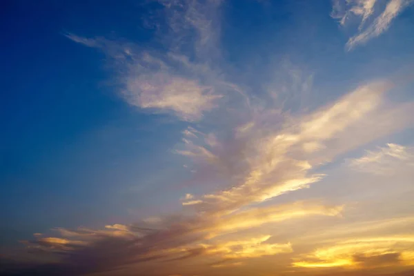 Alacakaranlık Saat Arka Planda Dramatik Bulutlu Gökyüzü — Stok fotoğraf