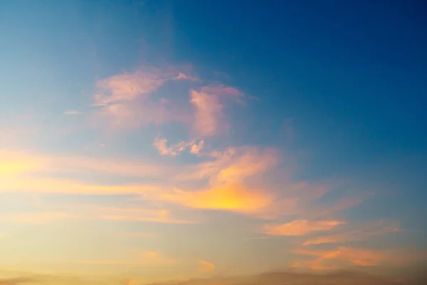 夕暮れ時の背景で劇的な曇り空 — ストック写真