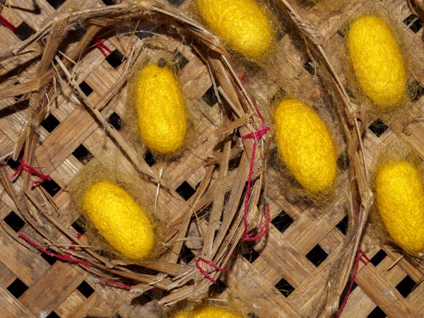 Κίτρινο Μετάξι Κουκούλια Σκουλήκι Στο Καλάθι — Φωτογραφία Αρχείου