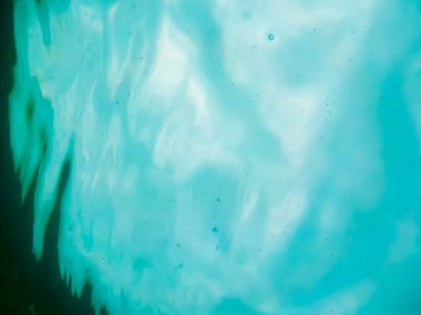 Bulutlu gökyüzü arka plan ve mavi su altında