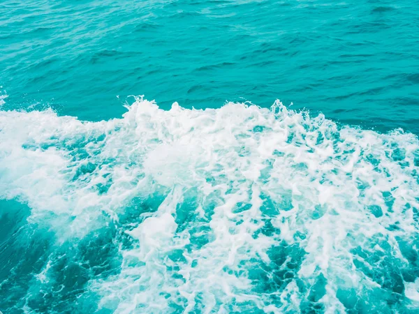 蓝绿松石海背景溅水 — 图库照片