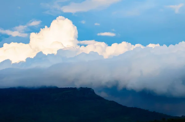 Schilderachtige van wolken boven de berg — Stockfoto