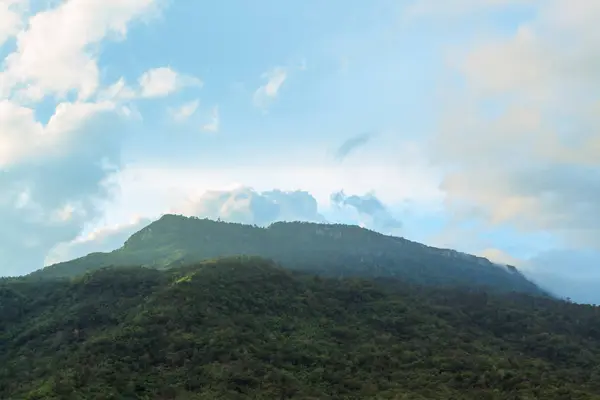 Сцена облаков над горой — стоковое фото